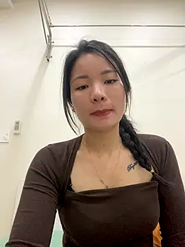 Snapshot of Bee_Yellow00 chatting on December 1, 2025, 4:24 am Bee Yellow00 online show from December 1, 2025, 4:24 am