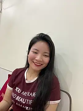 Snapshot of Bee_Yellow00 chatting on February 23, 2026, 4:47 am Bee Yellow00 online show from February 23, 2026, 4:47 am