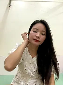 Snapshot of Bee_Yellow00 chatting on November 18, 2025, 4:38 am Bee Yellow00 online show from November 18, 2025, 4:38 am