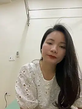 Snapshot of Bee_Yellow00 chatting on December 22, 2025, 5:40 am Bee Yellow00 online show from December 22, 2025, 5:40 am