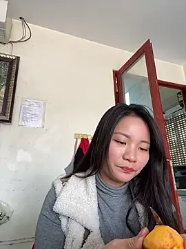 Snapshot of Bee_Yellow00 chatting on December 18, 2025, 3:55 am Bee Yellow00 online show from December 18, 2025, 3:55 am