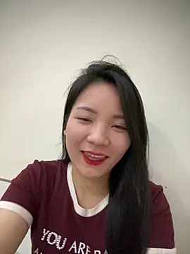 Bee Yellow00 online show from March 13, 2026, 4:39 am