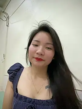 Snapshot of Bee_Yellow00 chatting on March 2, 2026, 4:35 am Bee Yellow00 online show from March 2, 2026, 4:35 am