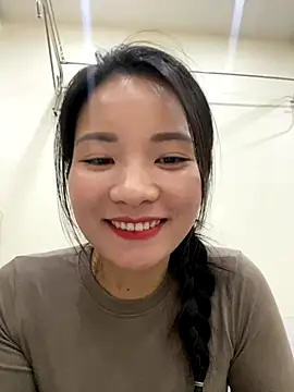 Snapshot of Bee_Yellow00 chatting on November 12, 2025, 4:38 am Bee Yellow00 online show from November 12, 2025, 4:38 am