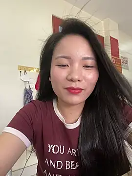 Snapshot of Bee_Yellow00 chatting on July 4, 2026, 4:41 am Bee Yellow00 online show from July 4, 2026, 4:41 am