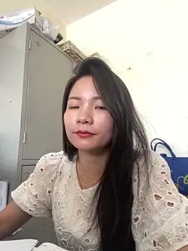 Bee Yellow00 online show from May 30, 2026, 2:51 am