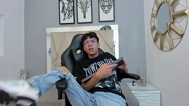 Snapshot of adams_bobby chatting on November 28, 2025, 11:21 am adams bobby online show from November 28, 2025, 11:21 am