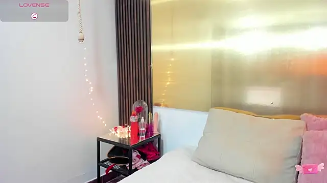 LunaaMorena online show from November 11, 2025, 2:01 pm