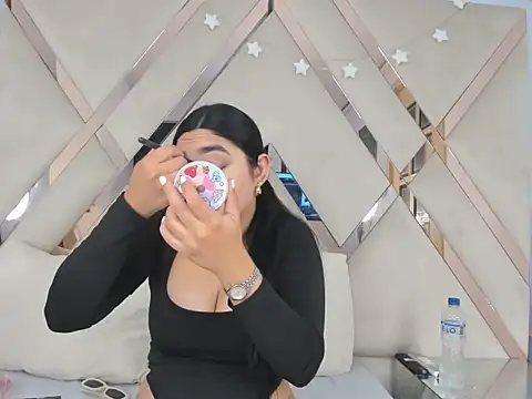 esmeraldaasm online show from November 30, 2025, 12:28 pm