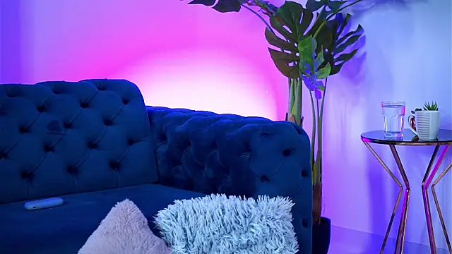 MaddieBryggs online show from November 7, 2025, 9:58 am