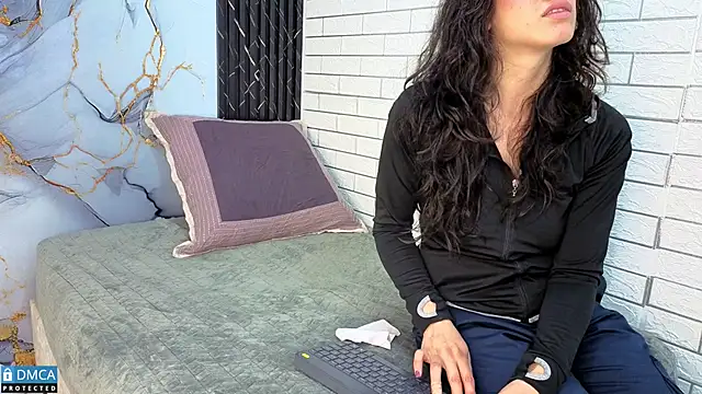 eva delight  online show from March 26, 2026, 12:03 pm