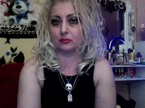 xHot Amazonq online show from November 18, 2025, 5:16 pm