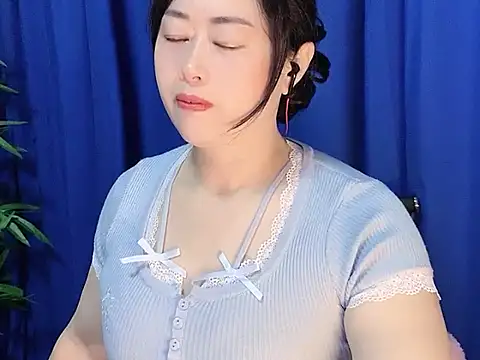 yaoyao22678 online show from November 25, 2025, 12:55 am