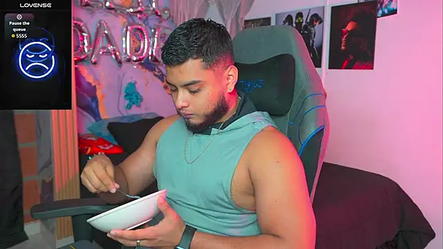 Tiler wolker online show from April 12, 2026, 12:47 am