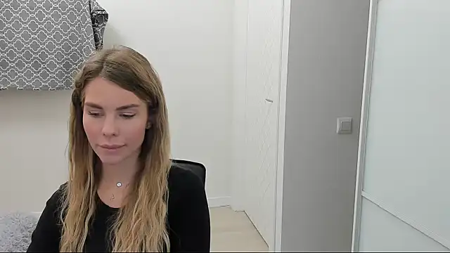 Snapshot of LinaBey chatting on November 17, 2025, 8:40 am LinaBey online show from November 17, 2025, 8:40 am