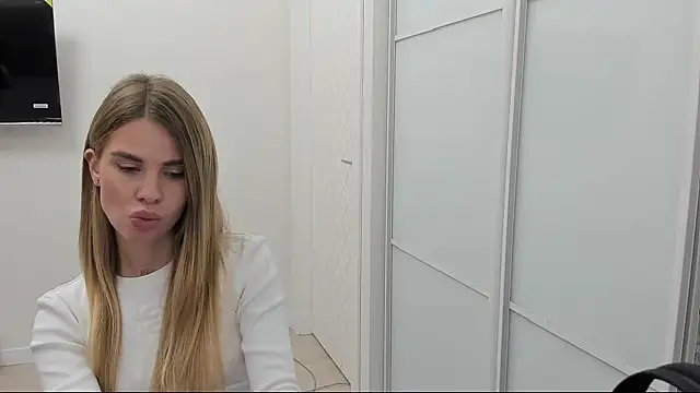 Snapshot of LinaBey chatting on November 4, 2025, 1:48 pm LinaBey online show from November 4, 2025, 1:48 pm