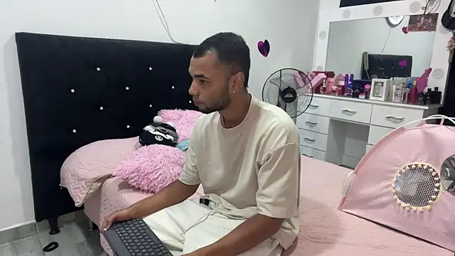 Hot2gether69 online show from February 17, 2026, 1:25 am