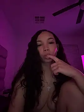 nikkiloveee online show from March 4, 2026, 7:27 am