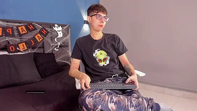Snapshot of MaykStons chatting on October 27, 2025, 12:50 pm MaykStons online show from October 27, 2025, 12:50 pm