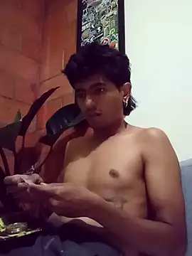 SkinniYamo online show from June 3, 2026, 2:56 am