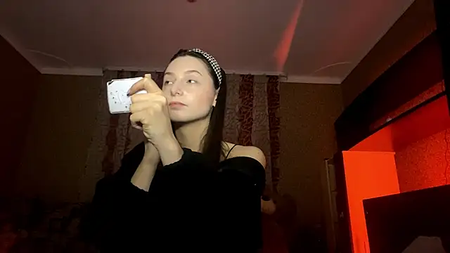 Snapshot of Poly_Falkony chatting on October 28, 2025, 3:11 pm Poly Falkony online show from October 28, 2025, 3:11 pm