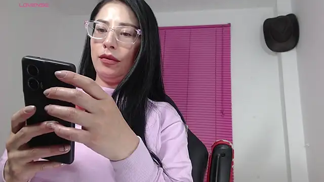 Snapshot of Emma_Hotkiss chatting on April 14, 2026, 11:21 pm Emma Hotkiss online show from April 14, 2026, 11:21 pm