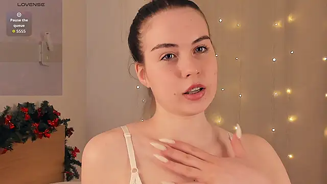 LoreeScialdone online show from January 9, 2026, 9:44 pm