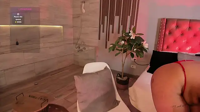 Snapshot of naiia_luxx chatting on December 1, 2025, 12:17 pm naiia luxx online show from December 1, 2025, 12:17 pm