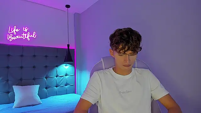 NicolasFerrer18 online show from November 24, 2025, 7:25 pm