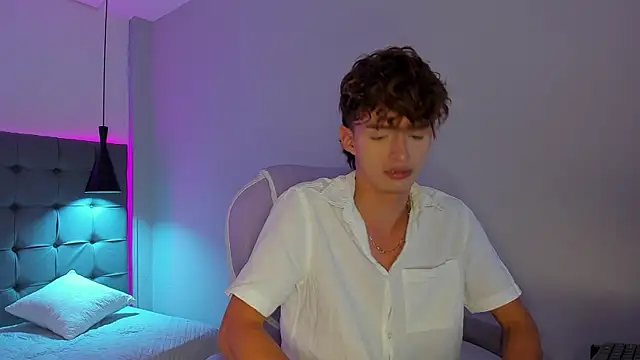 NicolasFerrer18 online show from November 26, 2025, 7:25 pm