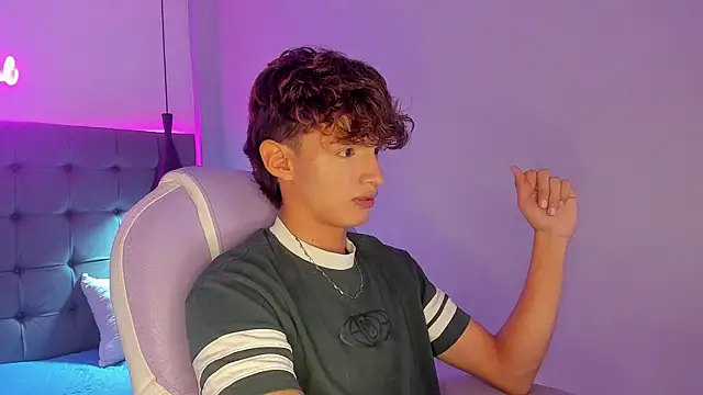 NicolasFerrer18 online show from December 1, 2025, 7:37 pm