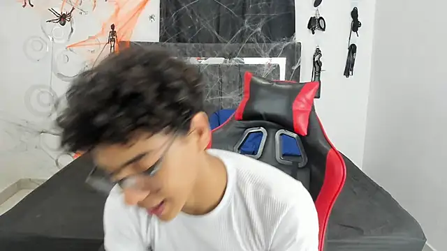 Snapshot of Maximiliano_Khalil chatting on October 28, 2025, 7:35 pm Maximiliano Khalil online show from October 28, 2025, 7:35 pm