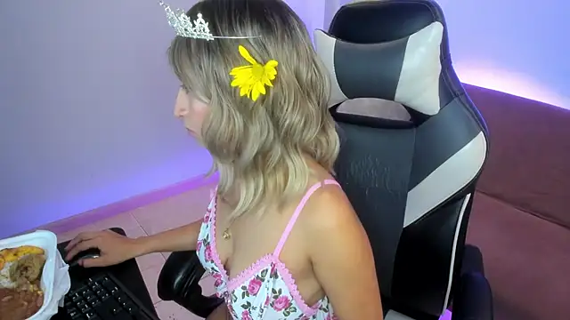 Julietta01 online show from November 21, 2025, 7:35 pm