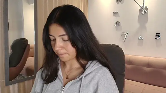 KamyGlam online show from April 9, 2026, 8:04 pm