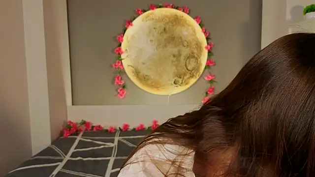 Snapshot of LauraHansil chatting on February 12, 2026, 6:13 am LauraHansil online show from February 12, 2026, 6:13 am