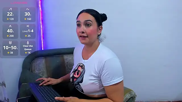 Isa-Giraldo online show from November 12, 2025, 8:56 pm