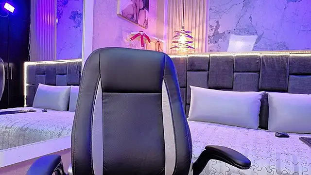 Im-Lola online show from November 22, 2025, 8:08 pm