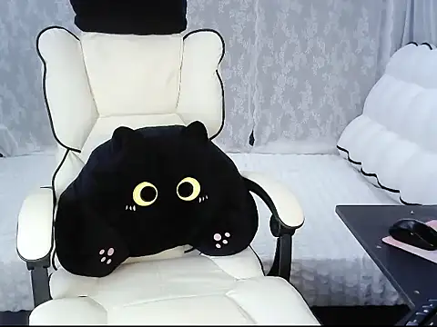 Luna loveU online show from November 17, 2025, 4:00 pm