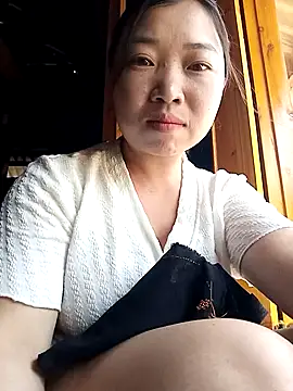 julybe online show from April 8, 2026, 5:53 am