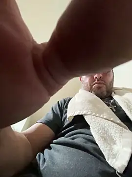 ezrah23 online show from April 17, 2026, 7:33 am