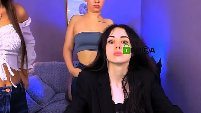 lisa dark  online show from November 8, 2025, 9:18 pm