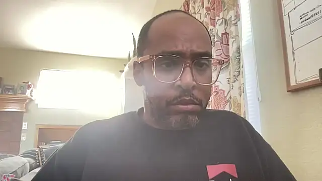 Snapshot of TraddyZaddy chatting on October 29, 2025, 6:18 pm TraddyZaddy online show from October 29, 2025, 6:18 pm