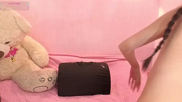 Snapshot of Little_arii chatting on February 9, 2026, 7:12 pm Little arii online show from February 9, 2026, 7:12 pm