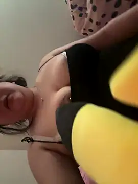 bratapple420 online show from November 16, 2025, 10:09 am