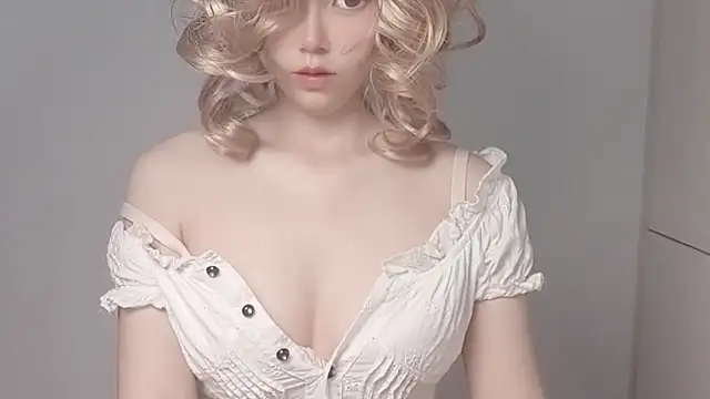 JuliaNoir online show from April 13, 2026, 6:50 am