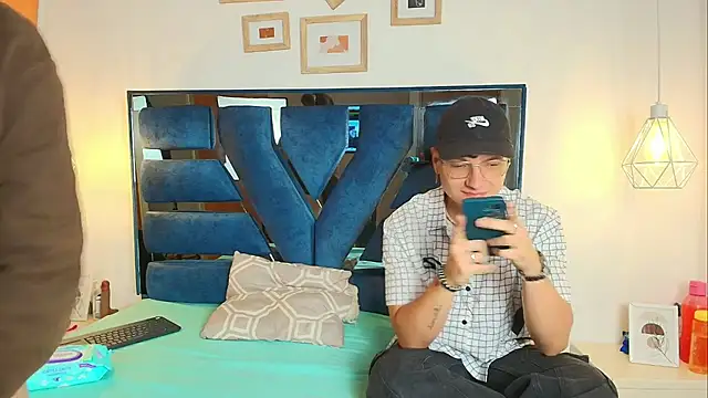 Zoe And Dylan  online show from February 19, 2026, 12:46 pm