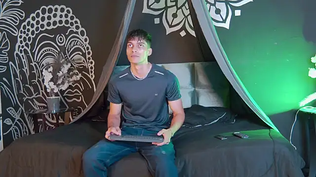 AlessioVitale online show from November 8, 2025, 12:20 pm