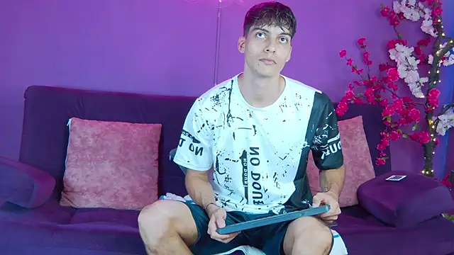 AlessioVitale online show from November 25, 2025, 12:16 pm