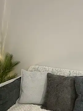 HotLdyllic online show from April 19, 2026, 3:24 pm