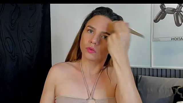 Snapshot of Cloe_Bonne chatting on November 24, 2025, 9:48 pm Cloe Bonne online show from November 24, 2025, 9:48 pm